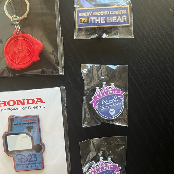 D23 pins: Abbott Elementary, The Bear, American Horror Story keychain - Picture 2 of 8